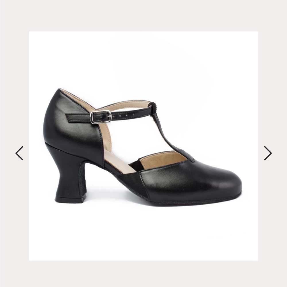 LaDuca T-strap Black 2.5 inch soft sole EXCELLENT condition